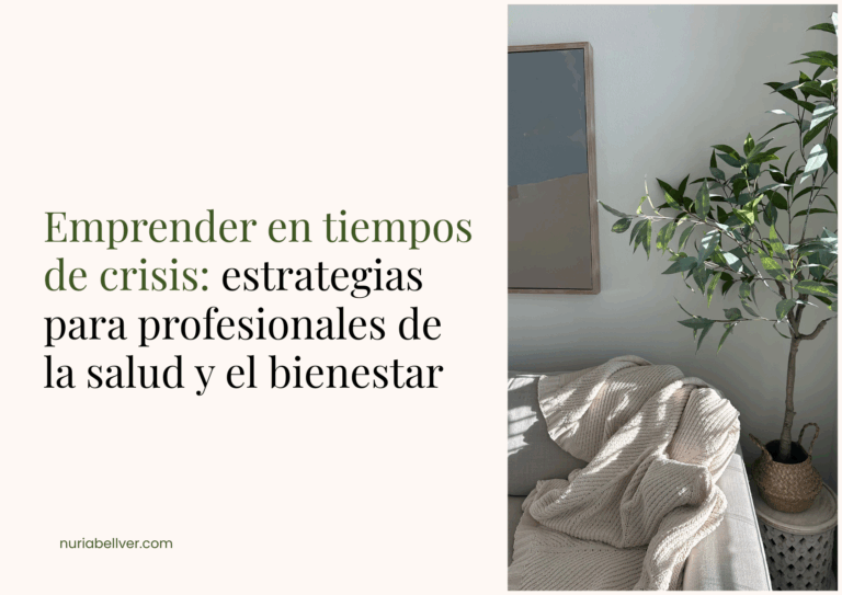 Sillón acogedor con manta de punto junto a una planta verde, en un espacio luminoso y cálido. A la izquierda, un mensaje que dice: “Emprender en tiempos de crisis: estrategias para profesionales de la salud y el bienestar”.