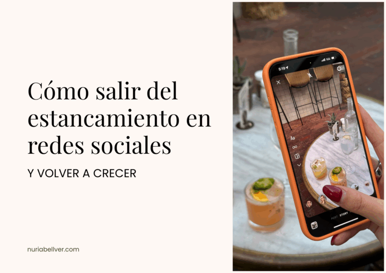 Persona con manicura roja tomando una foto de bebidas en una mesa con su móvil, capturando contenido para redes sociales.