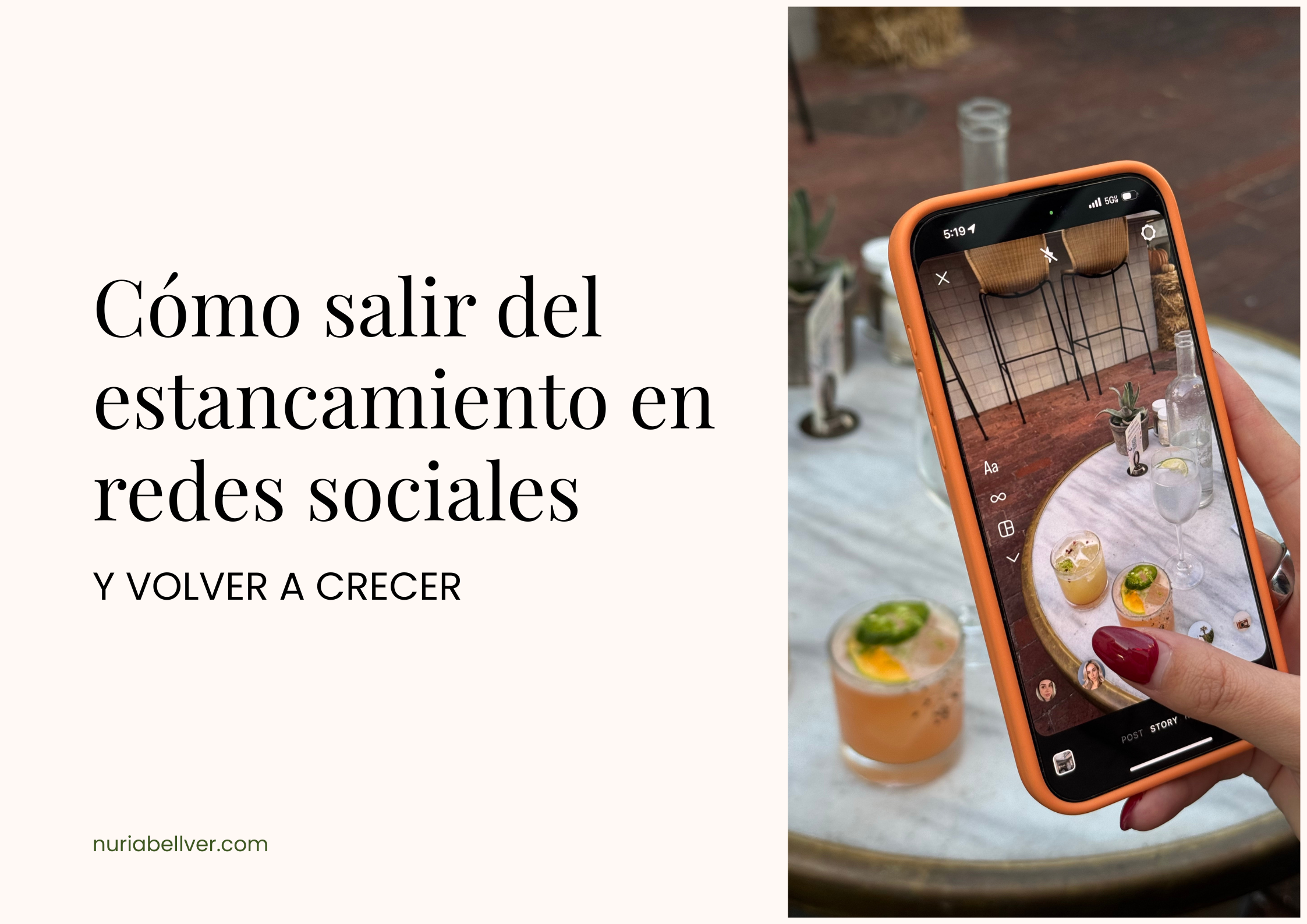 Persona con manicura roja tomando una foto de bebidas en una mesa con su móvil, capturando contenido para redes sociales.