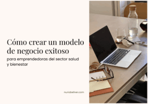 Escritorio con portátil, libreta, gafas y una botella de cristal sobre una mesa de trabajo, junto al texto: “Cómo crear un modelo de negocio exitoso para emprendedoras del sector salud y bienestar”.