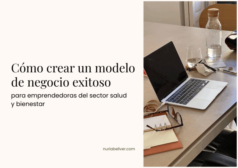 Escritorio con portátil, libreta, gafas y una botella de cristal sobre una mesa de trabajo, junto al texto: “Cómo crear un modelo de negocio exitoso para emprendedoras del sector salud y bienestar”.